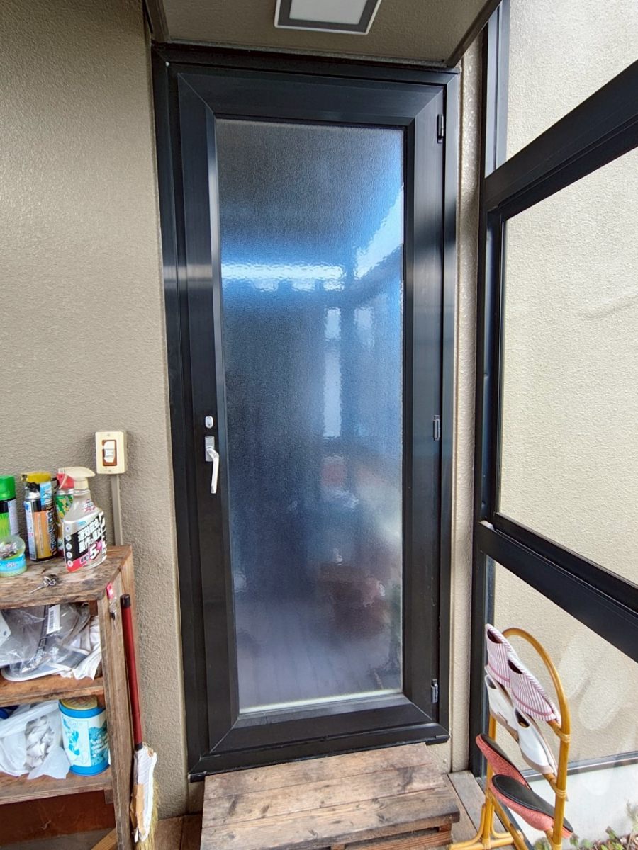 サントーヨー住器の【十和田市】先進的窓リノベ対象工事 1日で壁床壊さず勝手口ドア交換完了の施工前の写真1