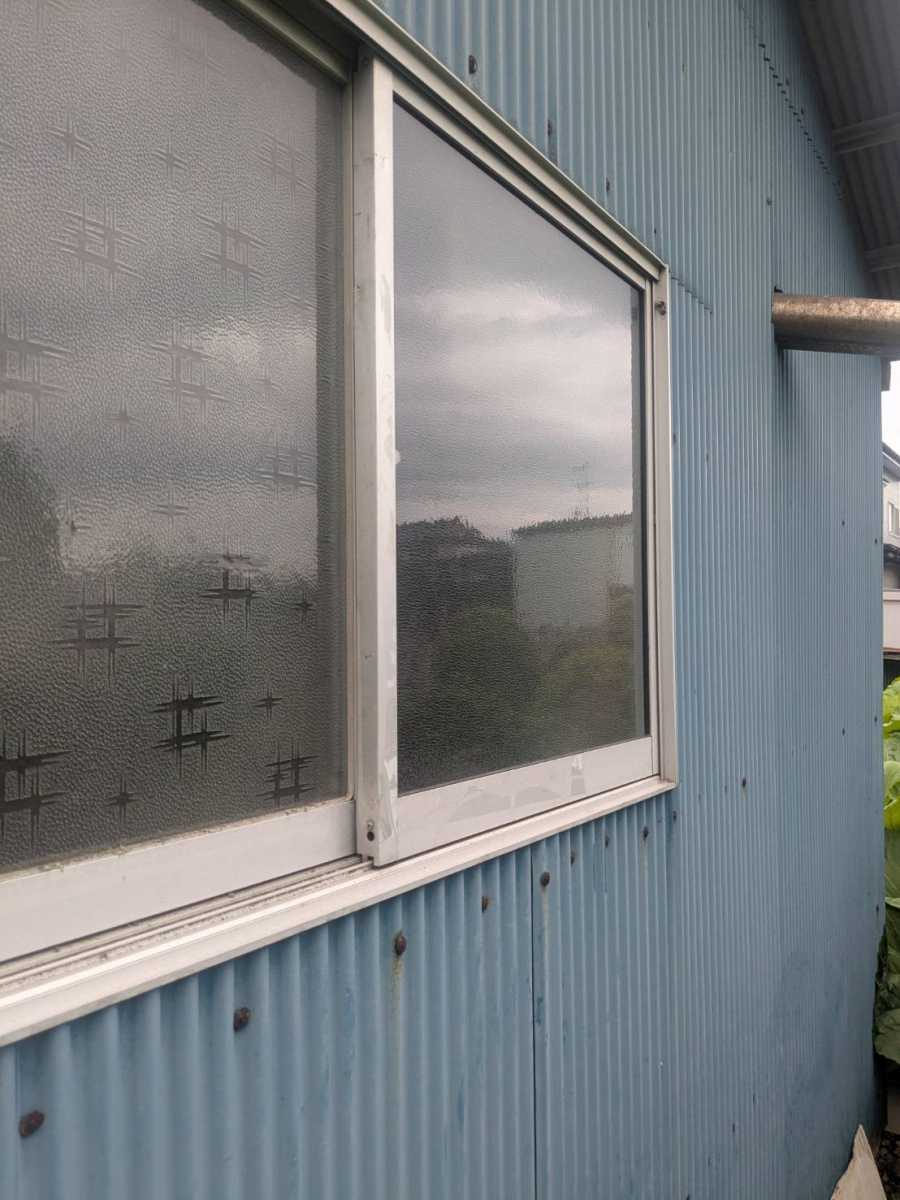 サントーヨー住器の【三戸町】鳥がぶつかって割れてしまったガラスを交換の施工後の写真1