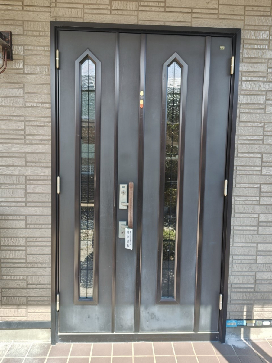 サントーヨー住器の【八戸市】先進的窓リノベ対象工事 高断熱玄関ドアへ交換し、夏涼しく冬暖かい快適空間を実現の施工前の写真1