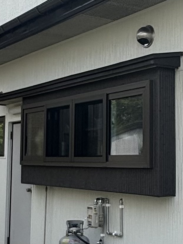 サントーヨー住器の【八戸市】先進的窓リノベ対象工事 内外装リフォームと合わせてアルミ窓から樹脂窓へ交換の施工後の写真1