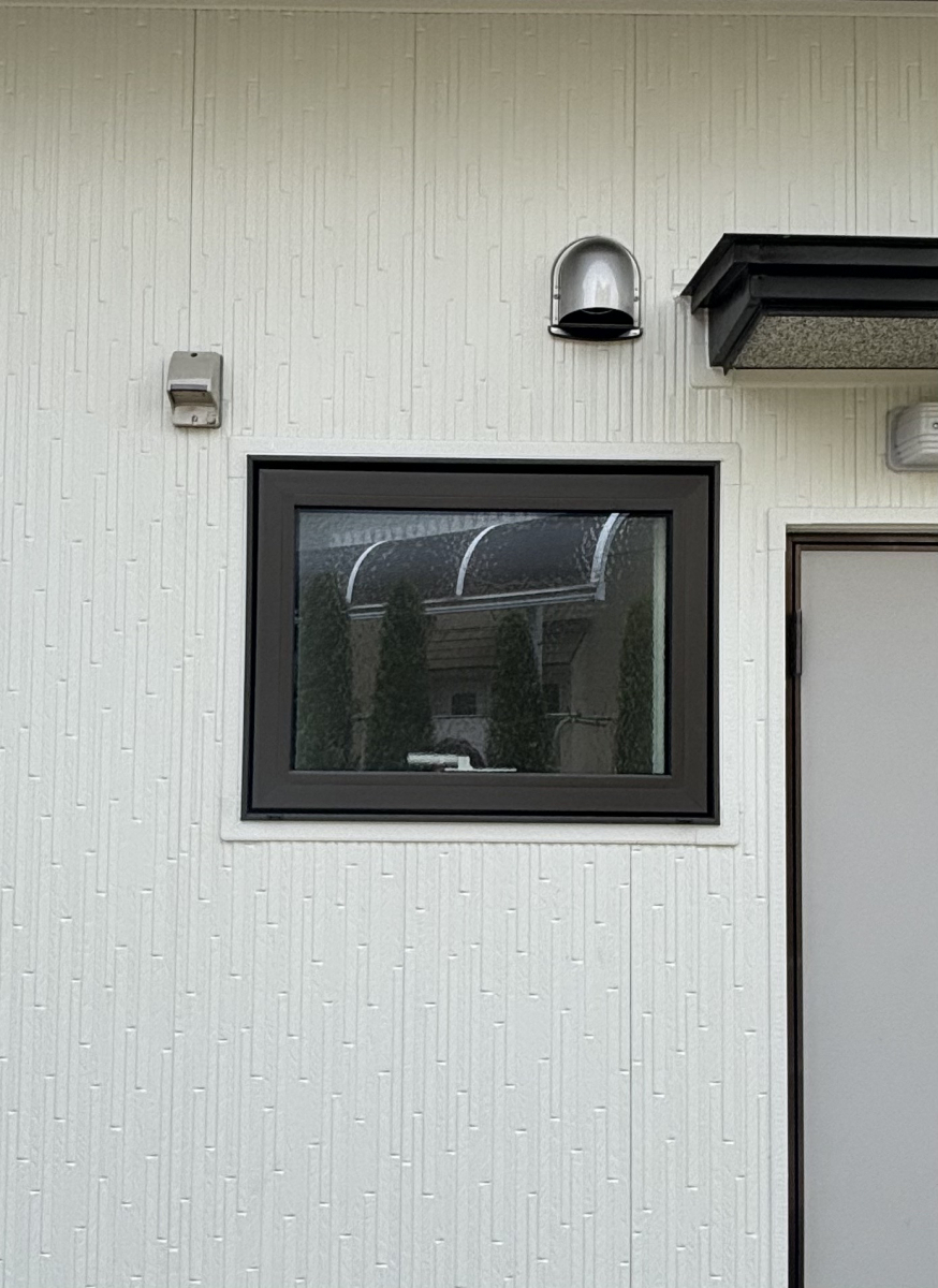 サントーヨー住器の【八戸市】先進的窓リノベ対象工事 内外装リフォームと合わせてアルミ窓から樹脂窓へ交換の施工後の写真2
