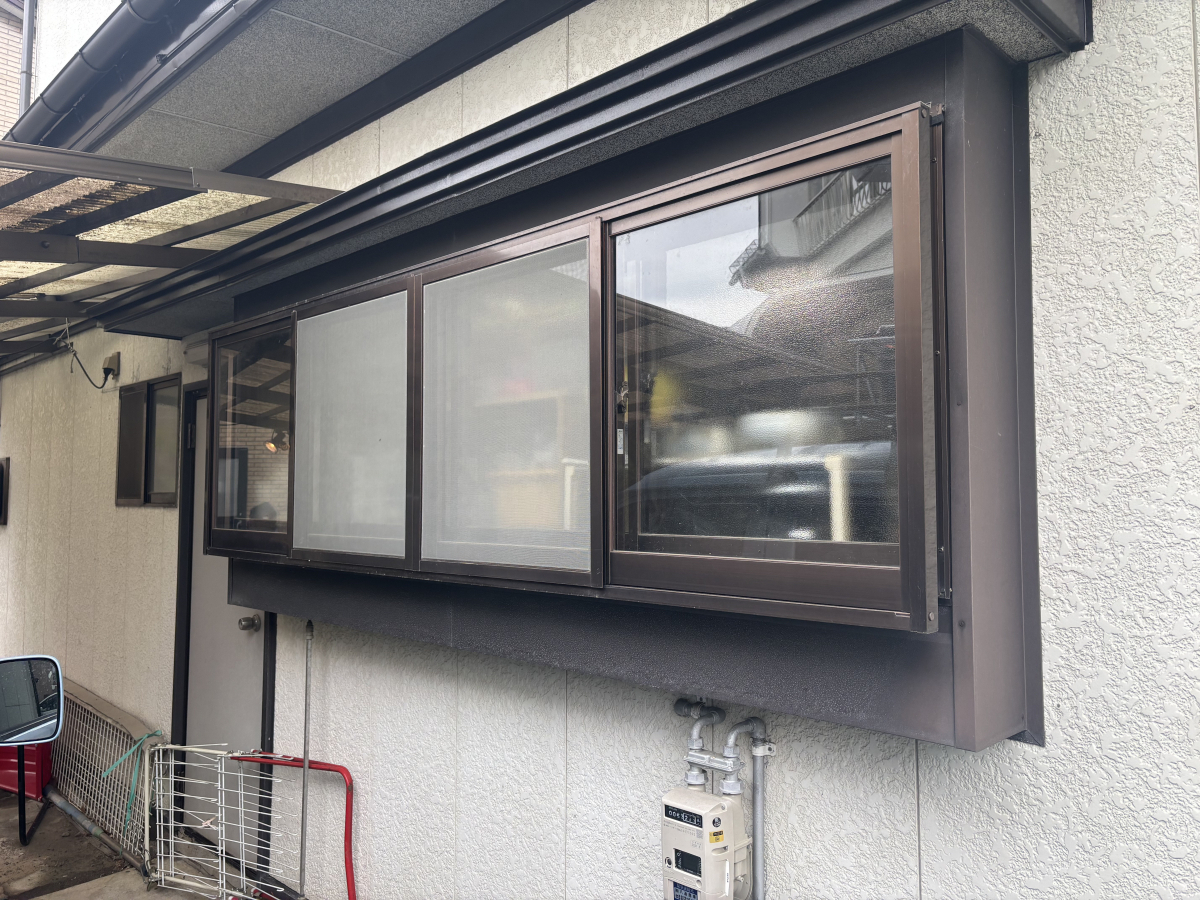 サントーヨー住器の【八戸市】先進的窓リノベ対象工事 内外装リフォームと合わせてアルミ窓から樹脂窓へ交換の施工前の写真1