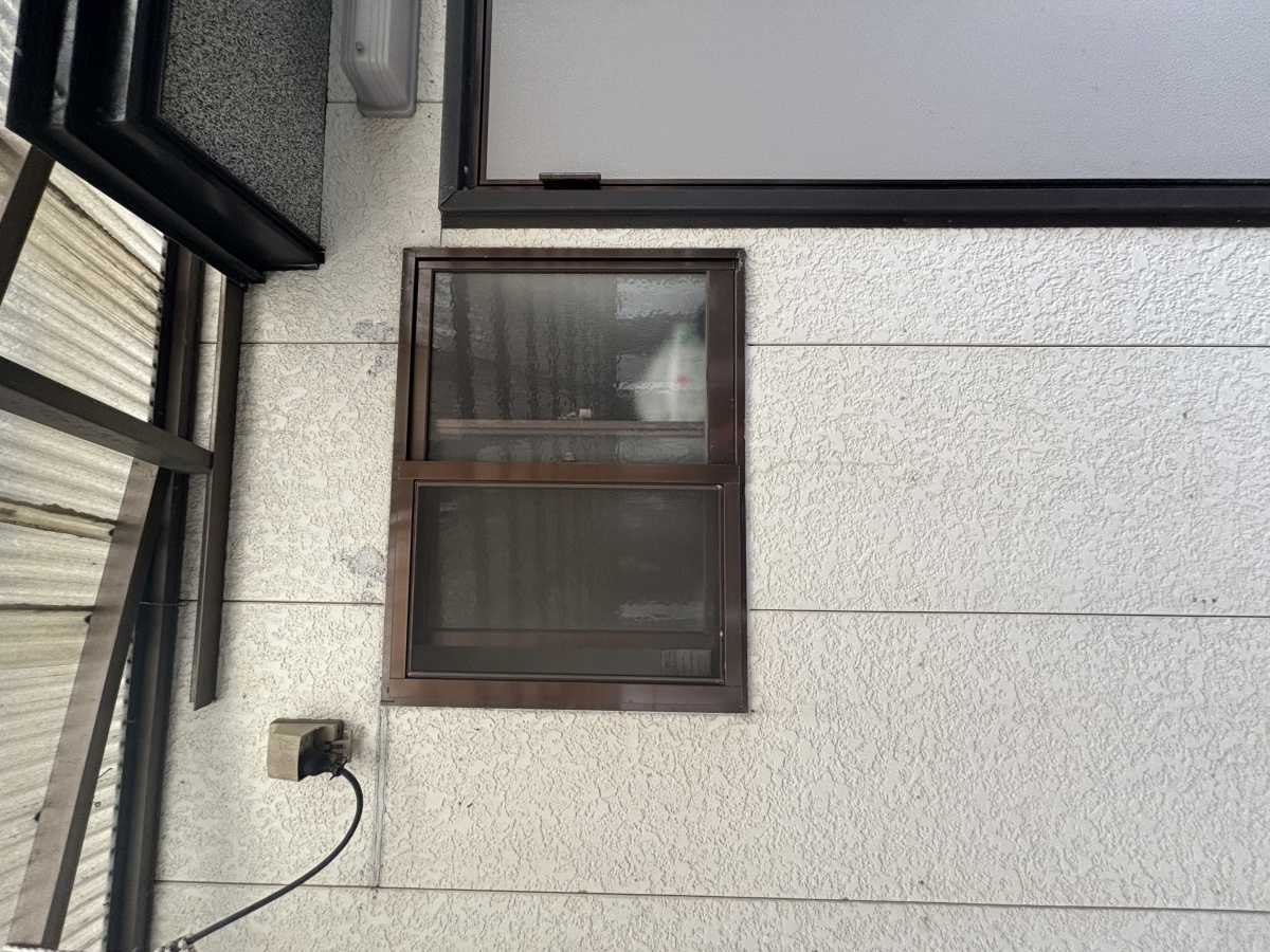 サントーヨー住器の【八戸市】先進的窓リノベ対象工事 内外装リフォームと合わせてアルミ窓から樹脂窓へ交換の施工前の写真2