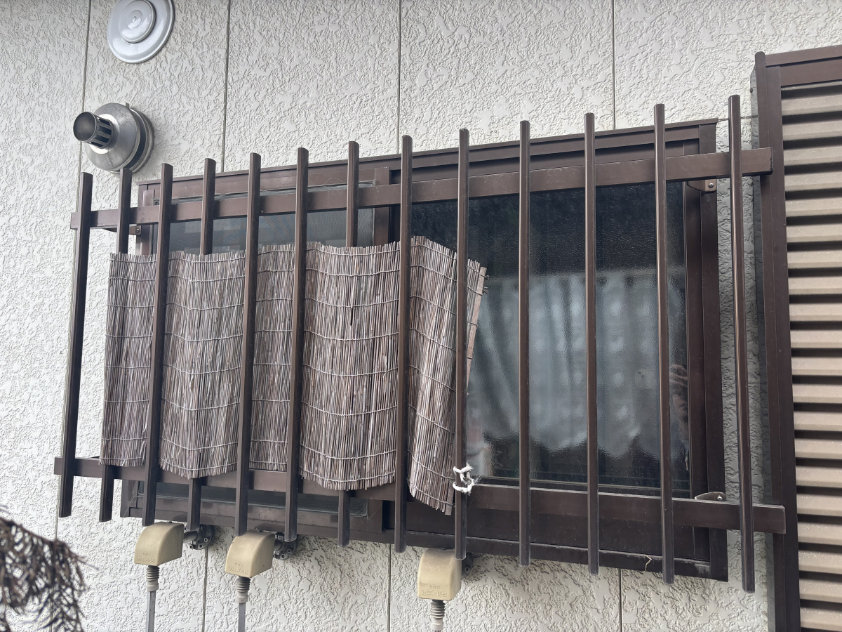サントーヨー住器の【八戸市】先進的窓リノベ対象工事 内外装リフォームと合わせてアルミ窓から樹脂窓へ交換の施工前の写真3