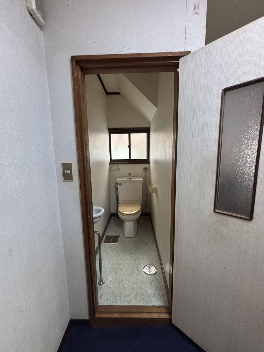 サントーヨー住器の【八戸市】快適・爽やかなトイレ空間へリフォームの施工前の写真1