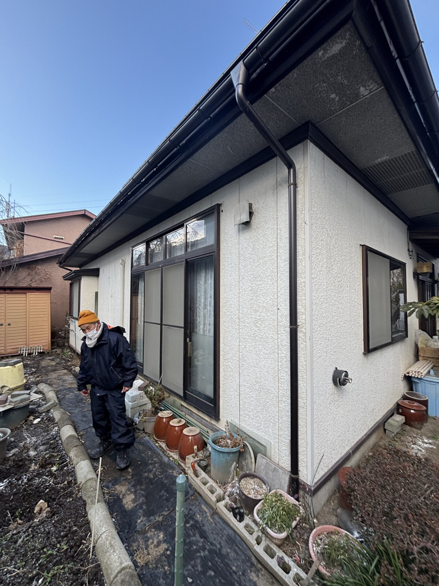 サントーヨー住器の【八戸市】外壁リフォームの新定番！重ね張りで生まれ変わる我が家🏠の施工前の写真1