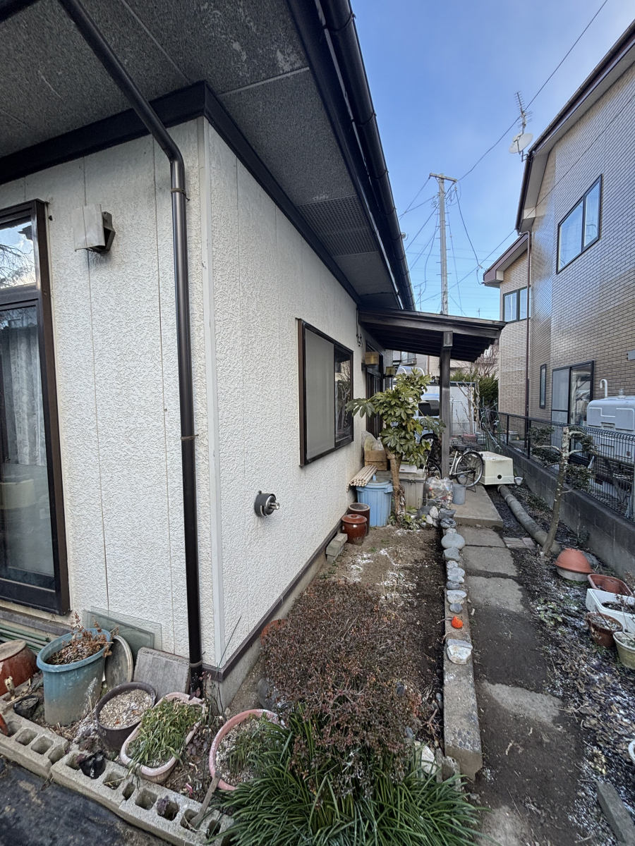 サントーヨー住器の【八戸市】外壁リフォームの新定番！重ね張りで生まれ変わる我が家🏠の施工前の写真2