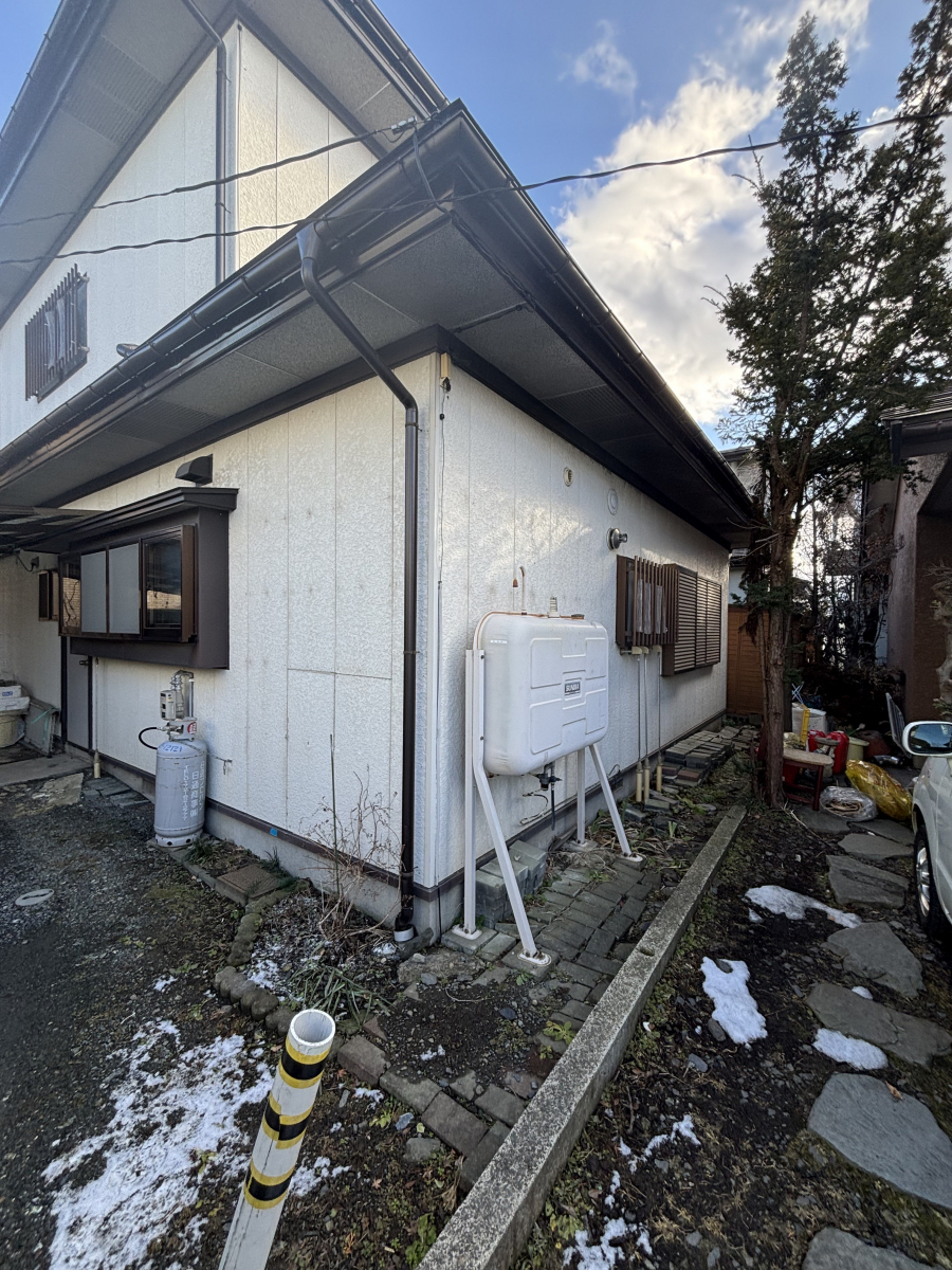 サントーヨー住器の【八戸市】外壁リフォームの新定番！重ね張りで生まれ変わる我が家🏠の施工前の写真3