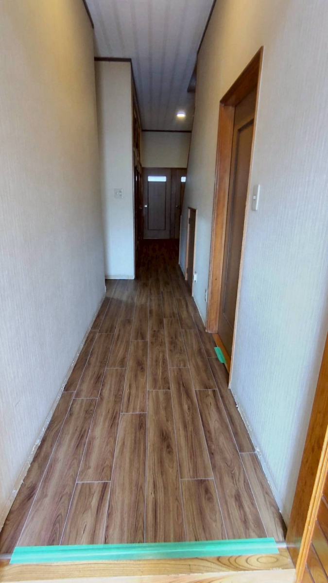 サントーヨー住器の【田子町】廊下・リビング・洗面所が一新！薄いフロアの重ね張りで段差の無い快適空間へ！の施工後の写真1