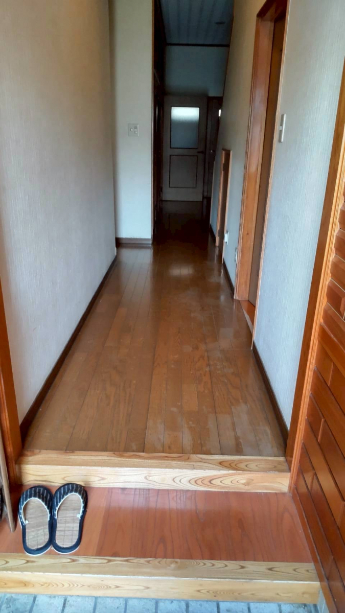 サントーヨー住器の【田子町】廊下・リビング・洗面所が一新！薄いフロアの重ね張りで段差の無い快適空間へ！の施工前の写真1
