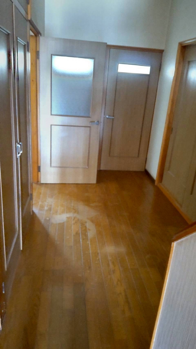 サントーヨー住器の【田子町】廊下・リビング・洗面所が一新！薄いフロアの重ね張りで段差の無い快適空間へ！の施工前の写真2
