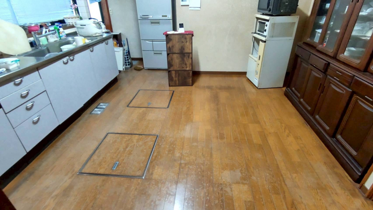 サントーヨー住器の【田子町】廊下・リビング・洗面所が一新！薄いフロアの重ね張りで段差の無い快適空間へ！の施工前の写真3