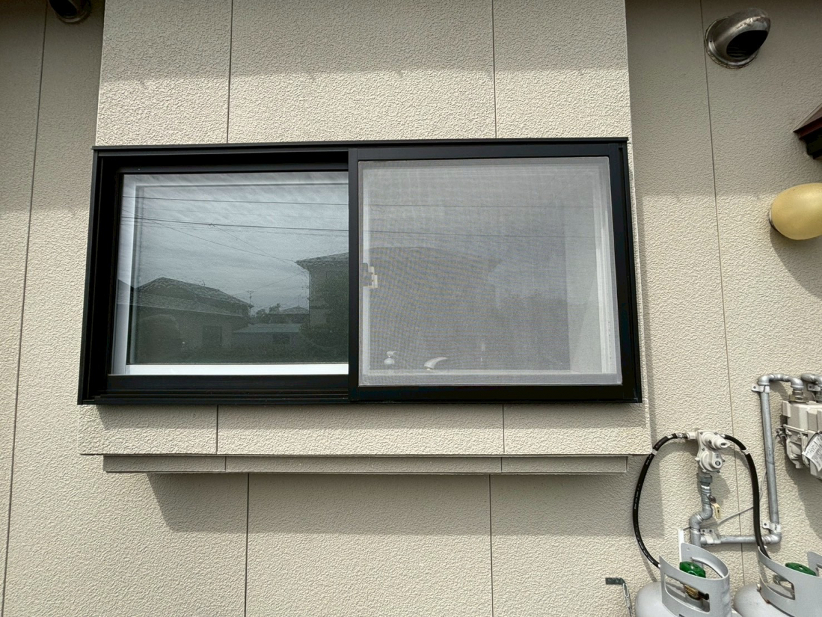サントーヨー住器の【八戸市】虫の侵入をシャットアウト！引違い窓をはめ殺し窓へ交換！の施工前の写真2