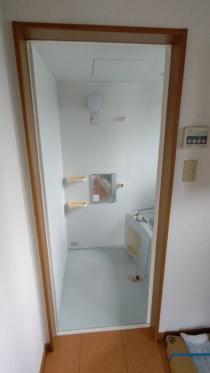 サントーヨー住器の【八戸市】浴室折れ戸が壊れて使いづらいの施工前の写真2