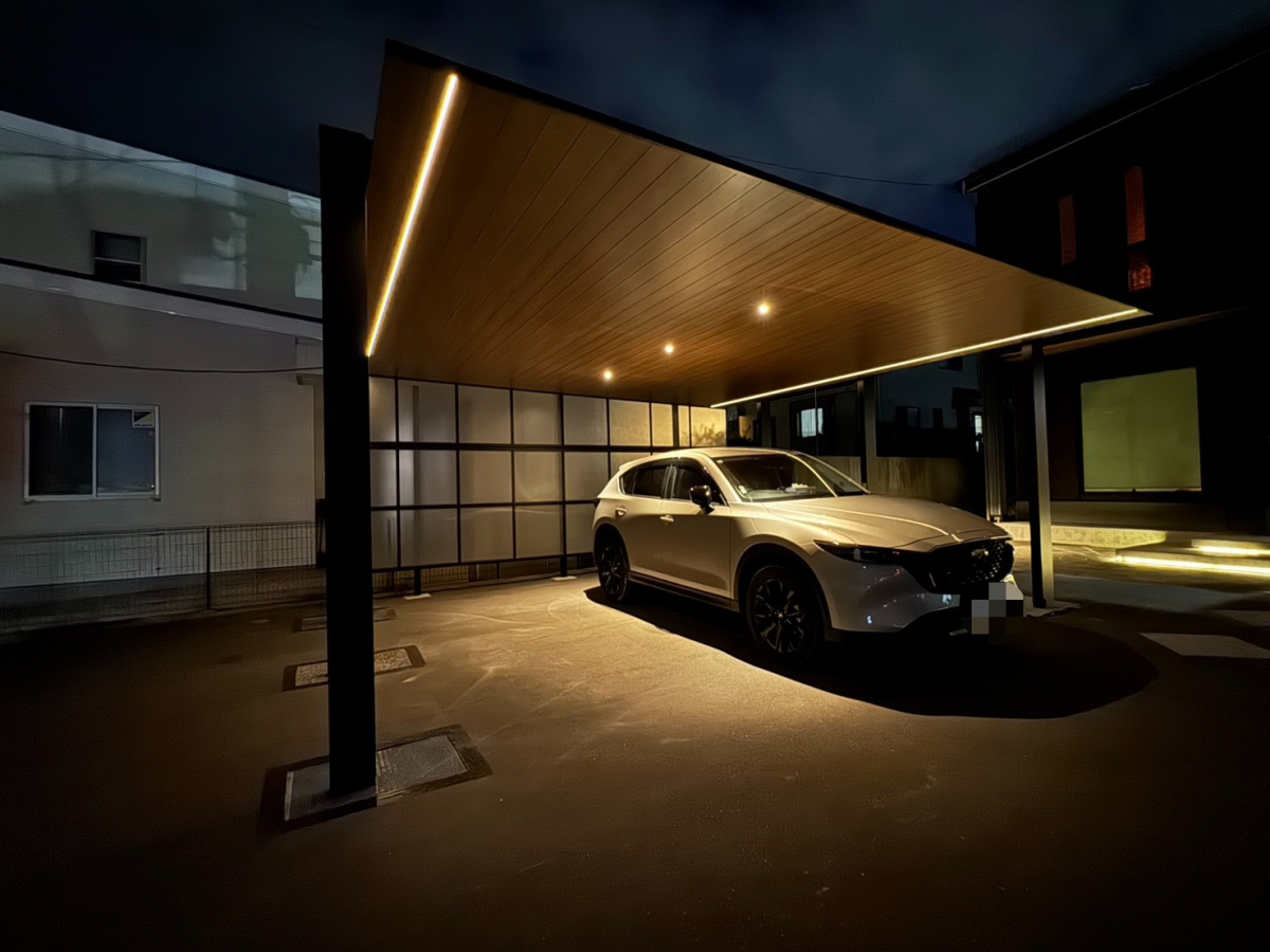 サントーヨー住器の【八戸市】黒✖木目の上質デザインで昼も夜も絵になるカーポートにの施工後の写真1