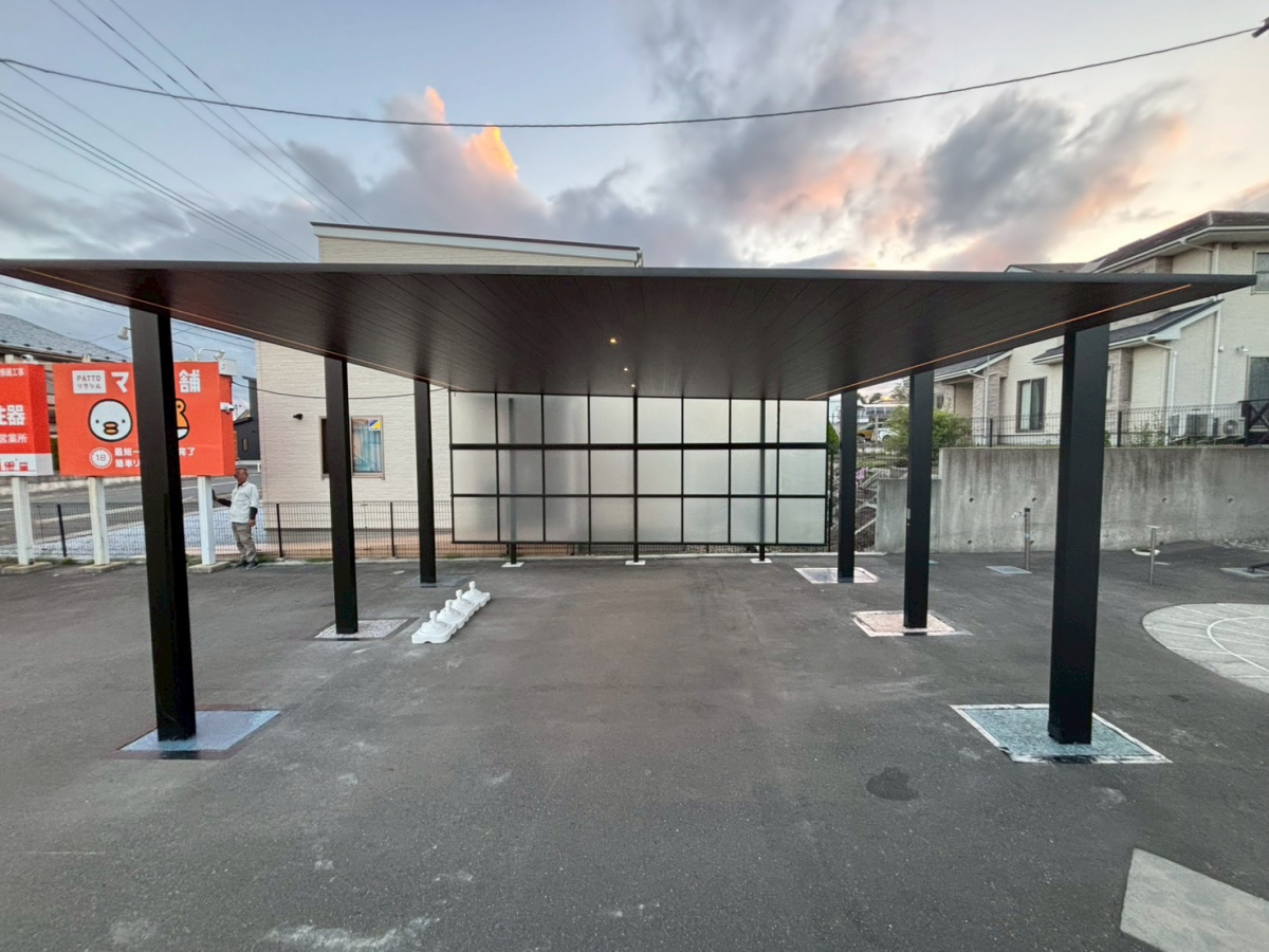 サントーヨー住器の【八戸市】黒✖木目の上質デザインで昼も夜も絵になるカーポートにの施工後の写真2