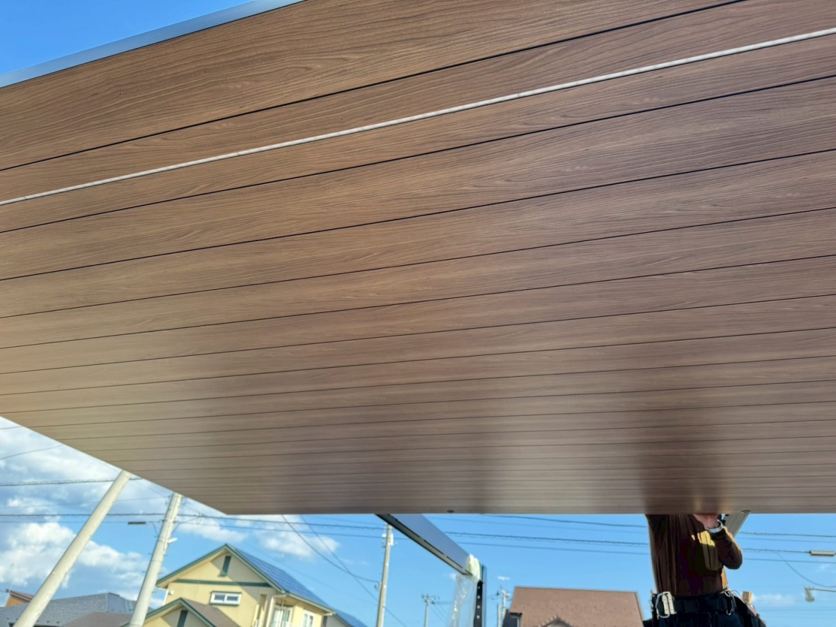 サントーヨー住器の【八戸市】黒✖木目の上質デザインで昼も夜も絵になるカーポートにの施工後の写真3