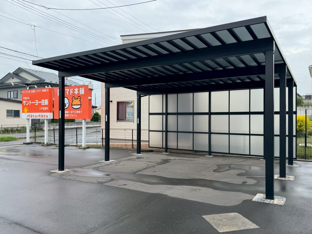 サントーヨー住器の【八戸市】黒✖木目の上質デザインで昼も夜も絵になるカーポートにの施工前の写真1