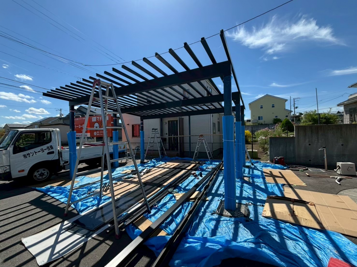 サントーヨー住器の【八戸市】黒✖木目の上質デザインで昼も夜も絵になるカーポートにの施工前の写真2