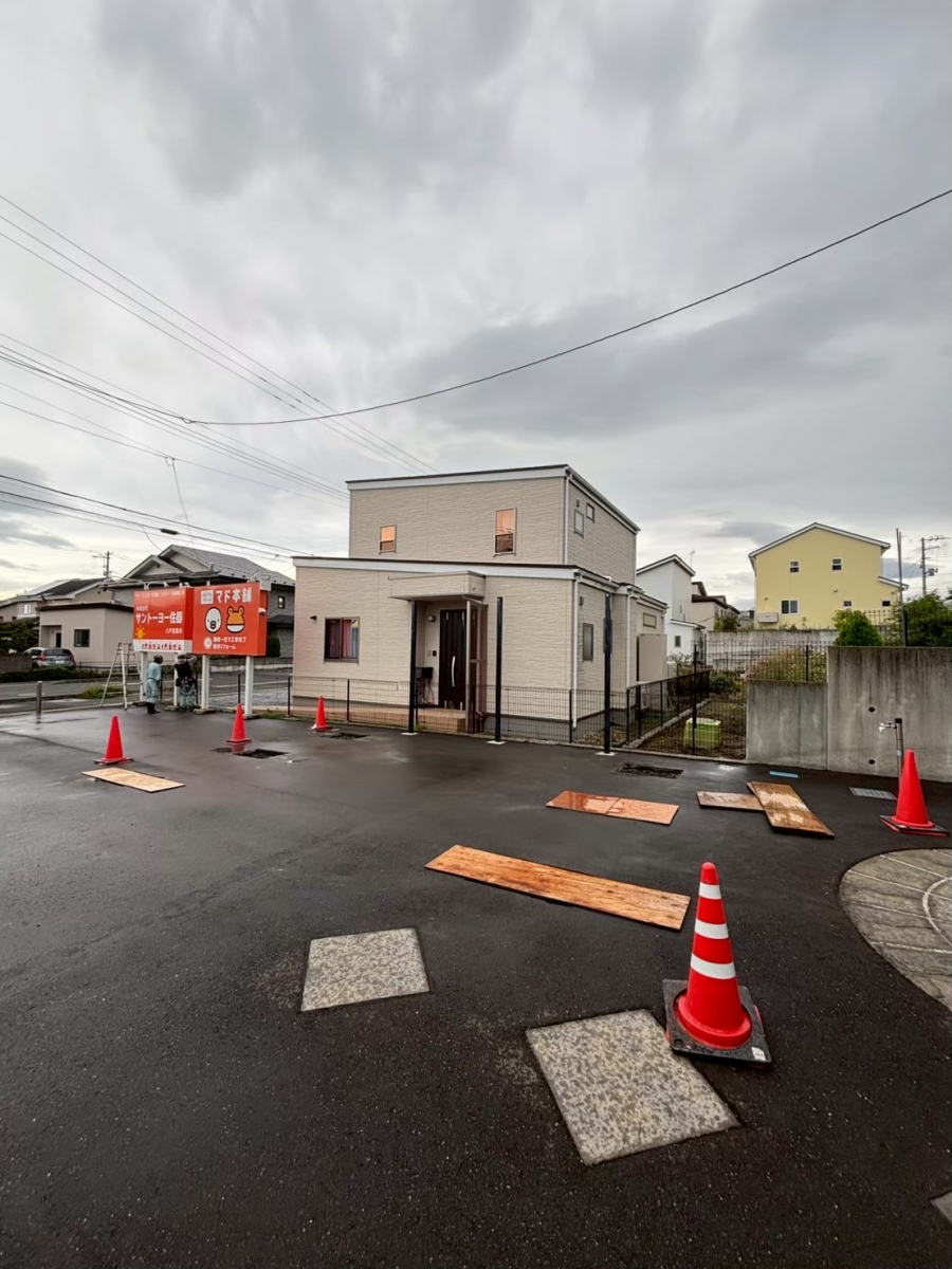 サントーヨー住器の【八戸市】黒✖木目の上質デザインで昼も夜も絵になるカーポートにの施工前の写真3