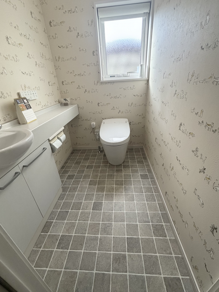 サントーヨー住器の【八戸市】タンク式トイレから、タンクレストイレへ。家族みんなが喜ぶ快適空間へリフォーム！の施工後の写真1