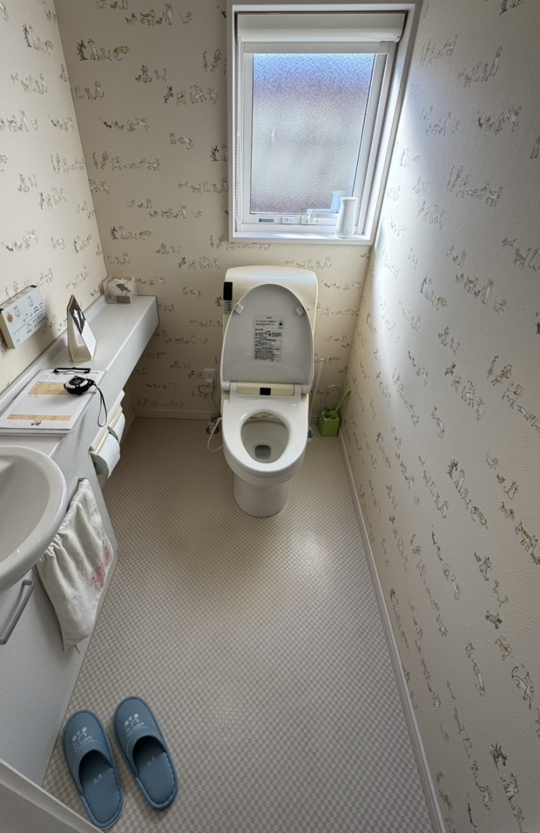 サントーヨー住器の【八戸市】タンク式トイレから、タンクレストイレへ。家族みんなが喜ぶ快適空間へリフォーム！の施工前の写真1