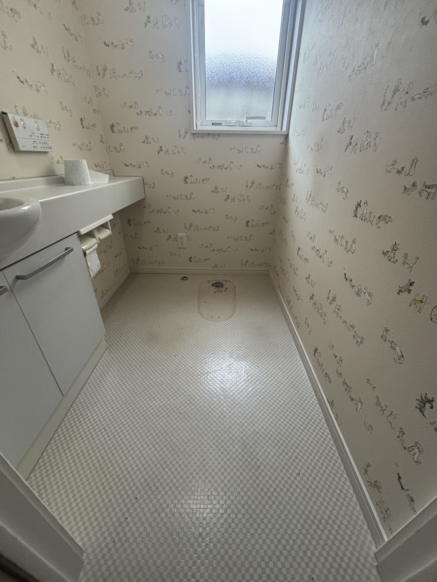 サントーヨー住器の【八戸市】タンク式トイレから、タンクレストイレへ。家族みんなが喜ぶ快適空間へリフォーム！の施工前の写真2