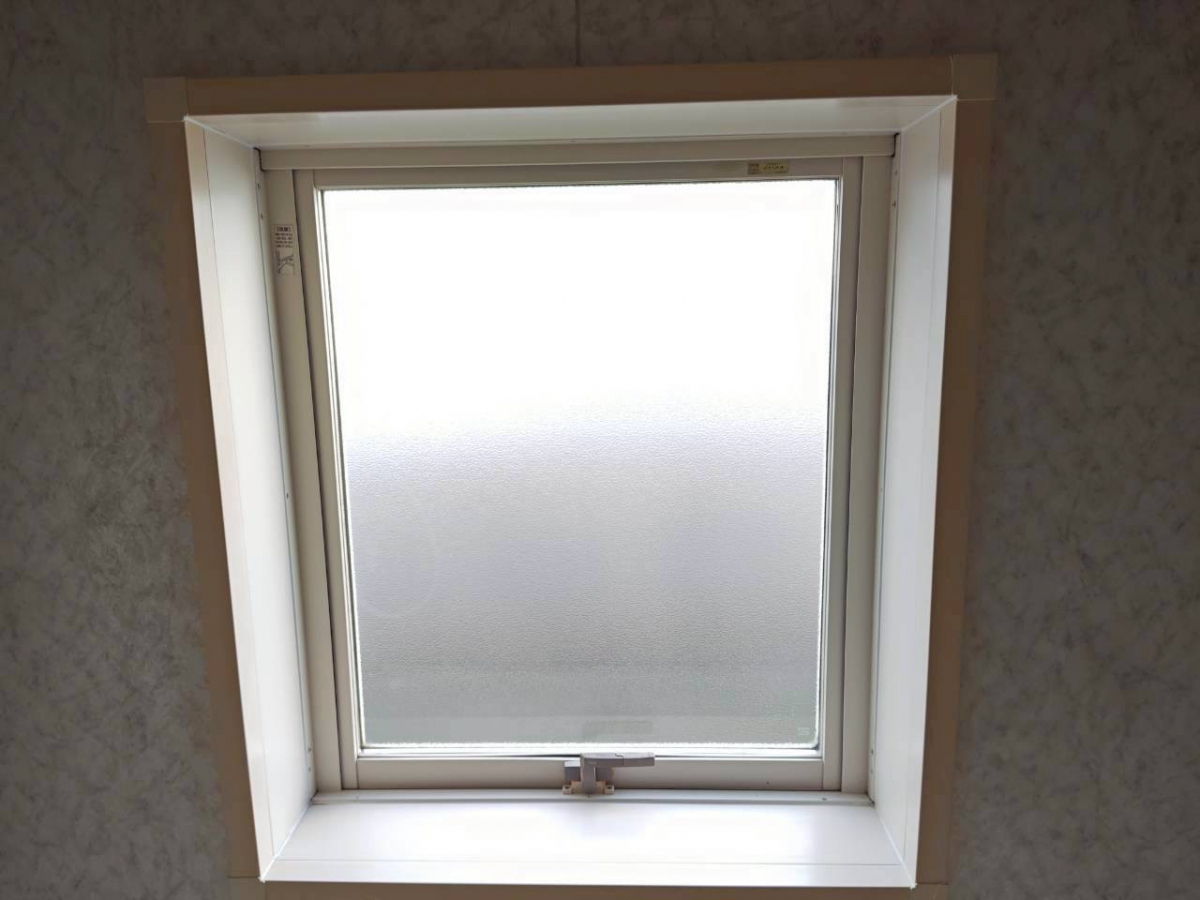 サントーヨー住器の【八戸市】浴室の寒さ対策に最適！横滑り窓をトリプルガラスへ交換！補助金も活用◎の施工前の写真2