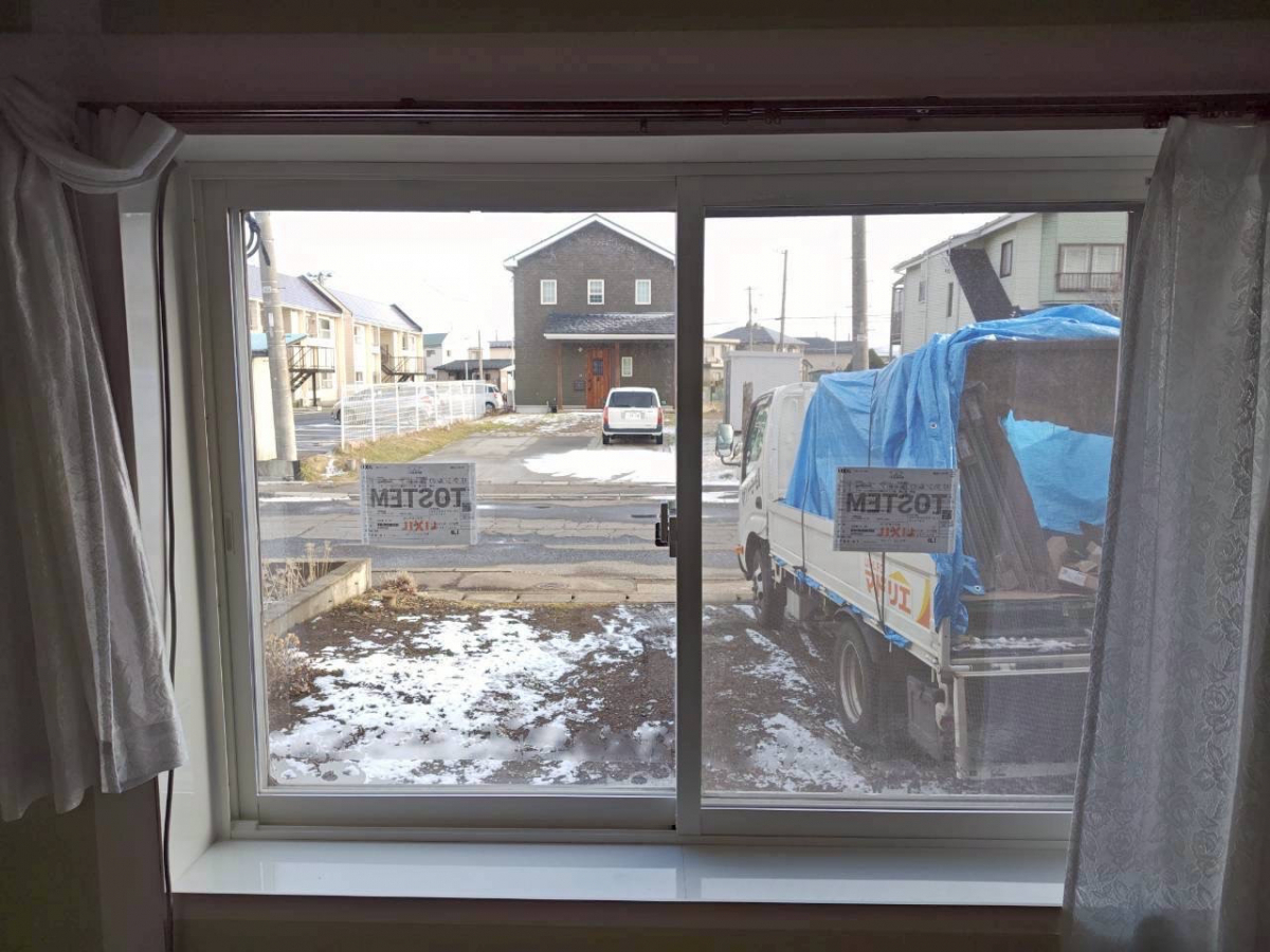 サントーヨー住器の【八戸市】内窓リフォーム施工事例｜趣味部屋の寒さ対策にLIXILインプラス｜補助金218,000活用の施工後の写真2