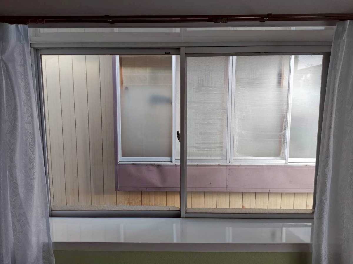 サントーヨー住器の【八戸市】内窓リフォーム施工事例｜趣味部屋の寒さ対策にLIXILインプラス｜補助金218,000活用の施工前の写真1