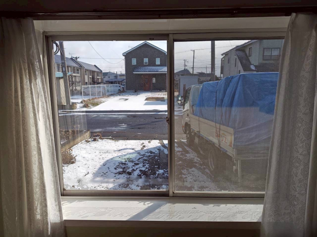 サントーヨー住器の【八戸市】内窓リフォーム施工事例｜趣味部屋の寒さ対策にLIXILインプラス｜補助金218,000活用の施工前の写真2