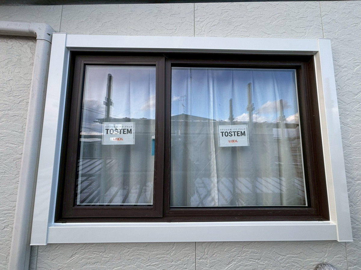 サントーヨー住器の【八戸市】補助金1,196,000円｜LIXIL樹脂窓カバー工法で１年中快適な住まいへの施工後の写真1