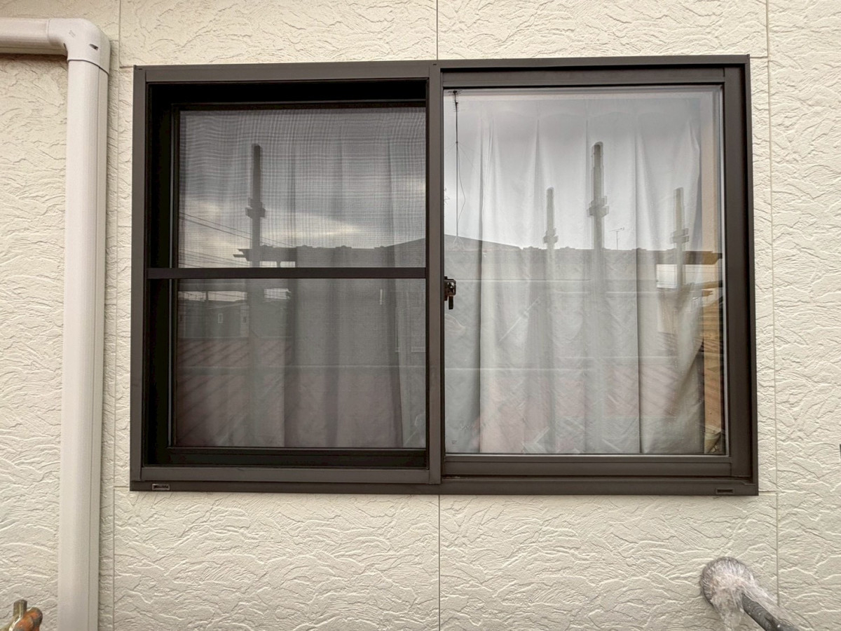 サントーヨー住器の【八戸市】補助金1,196,000円｜LIXIL樹脂窓カバー工法で１年中快適な住まいへの施工前の写真1