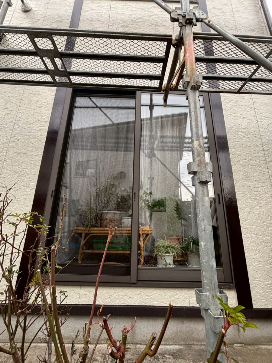 サントーヨー住器の【八戸市】補助金1,196,000円｜LIXIL樹脂窓カバー工法で１年中快適な住まいへの施工前の写真2