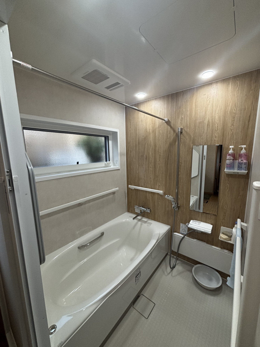 サントーヨー住器の【八戸市】将来の介護に備えた浴室リフォーム｜手すり充実で安心・明るいお風呂空間への施工後の写真2