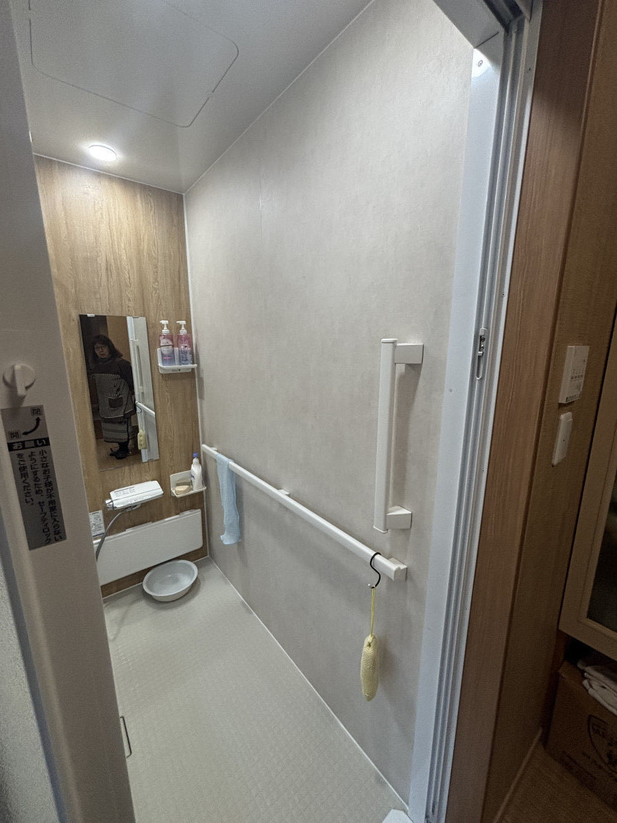サントーヨー住器の【八戸市】将来の介護に備えた浴室リフォーム｜手すり充実で安心・明るいお風呂空間への施工後の写真3