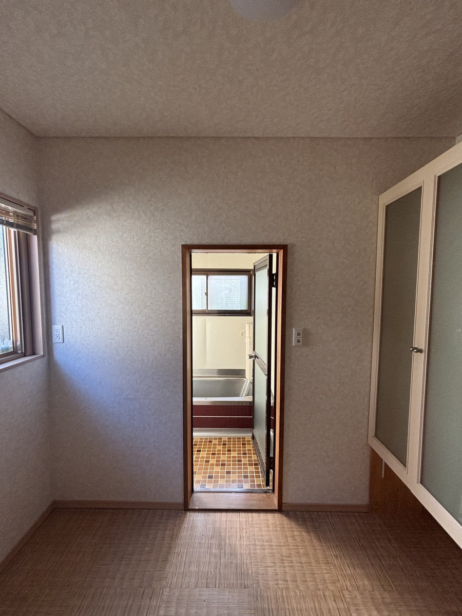 サントーヨー住器の【八戸市】将来の介護に備えた浴室リフォーム｜手すり充実で安心・明るいお風呂空間への施工前の写真1