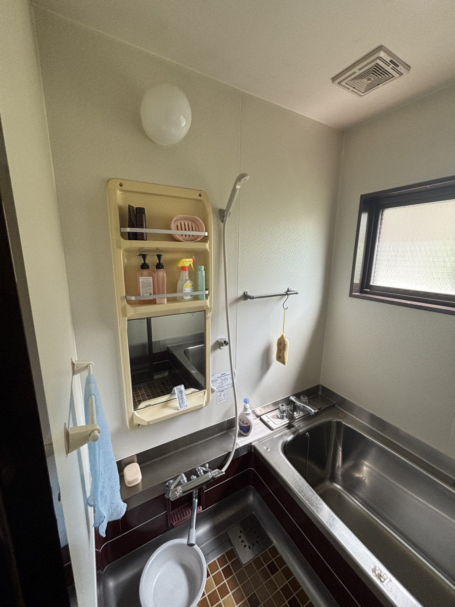 サントーヨー住器の【八戸市】将来の介護に備えた浴室リフォーム｜手すり充実で安心・明るいお風呂空間への施工前の写真2