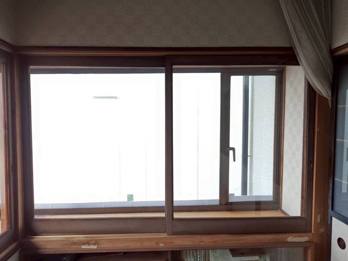 サントーヨー住器の暖房つけても寒かった家が大変身！ インプラスで朝の冷え込みが解消｜夏の遮熱効果も楽しみな窓リフォームの施工前の写真1