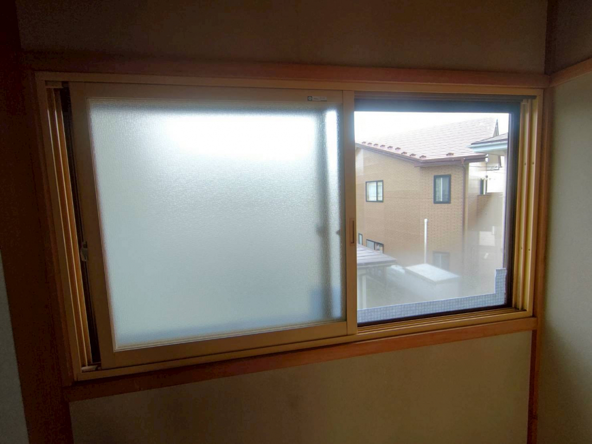 サントーヨー住器の暖房つけても寒かった家が大変身！ インプラスで朝の冷え込みが解消｜夏の遮熱効果も楽しみな窓リフォームの施工前の写真2