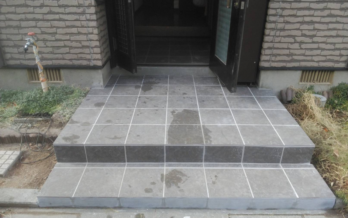 サントーヨー住器の【八戸市】玄関の寒さ・タイル破損を一気に解決！採風ドアで快適になった施工事例の施工後の写真2