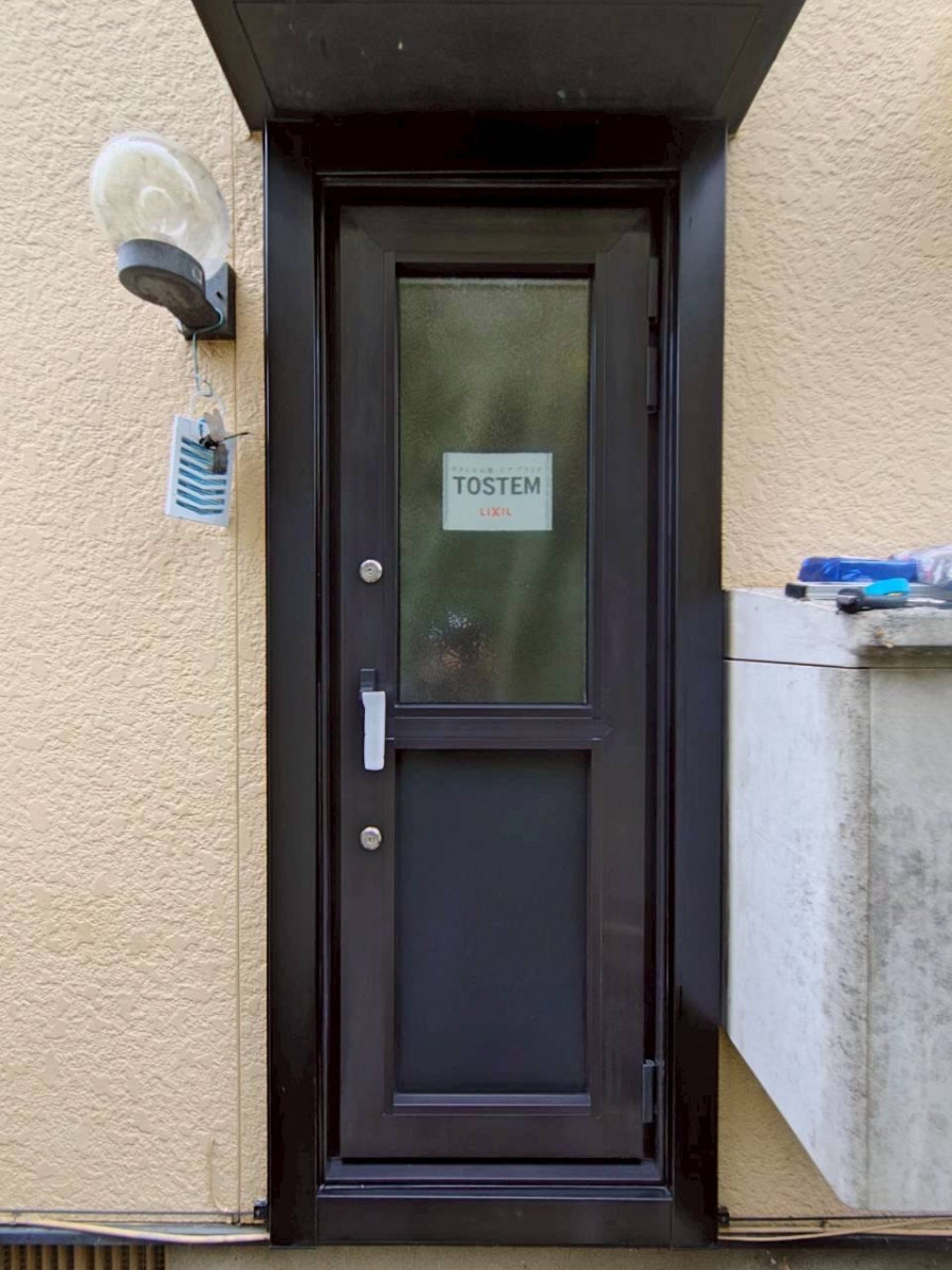 サントーヨー住器の【八戸市】勝手口ドアの鍵が壊れたら要注意！防犯も断熱もアップする交換リフォーム（補助金６万円も可能）の施工後の写真1