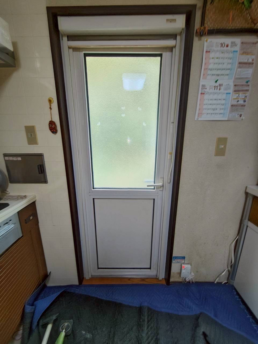 サントーヨー住器の【八戸市】勝手口ドアの鍵が壊れたら要注意！防犯も断熱もアップする交換リフォーム（補助金６万円も可能）の施工前の写真2