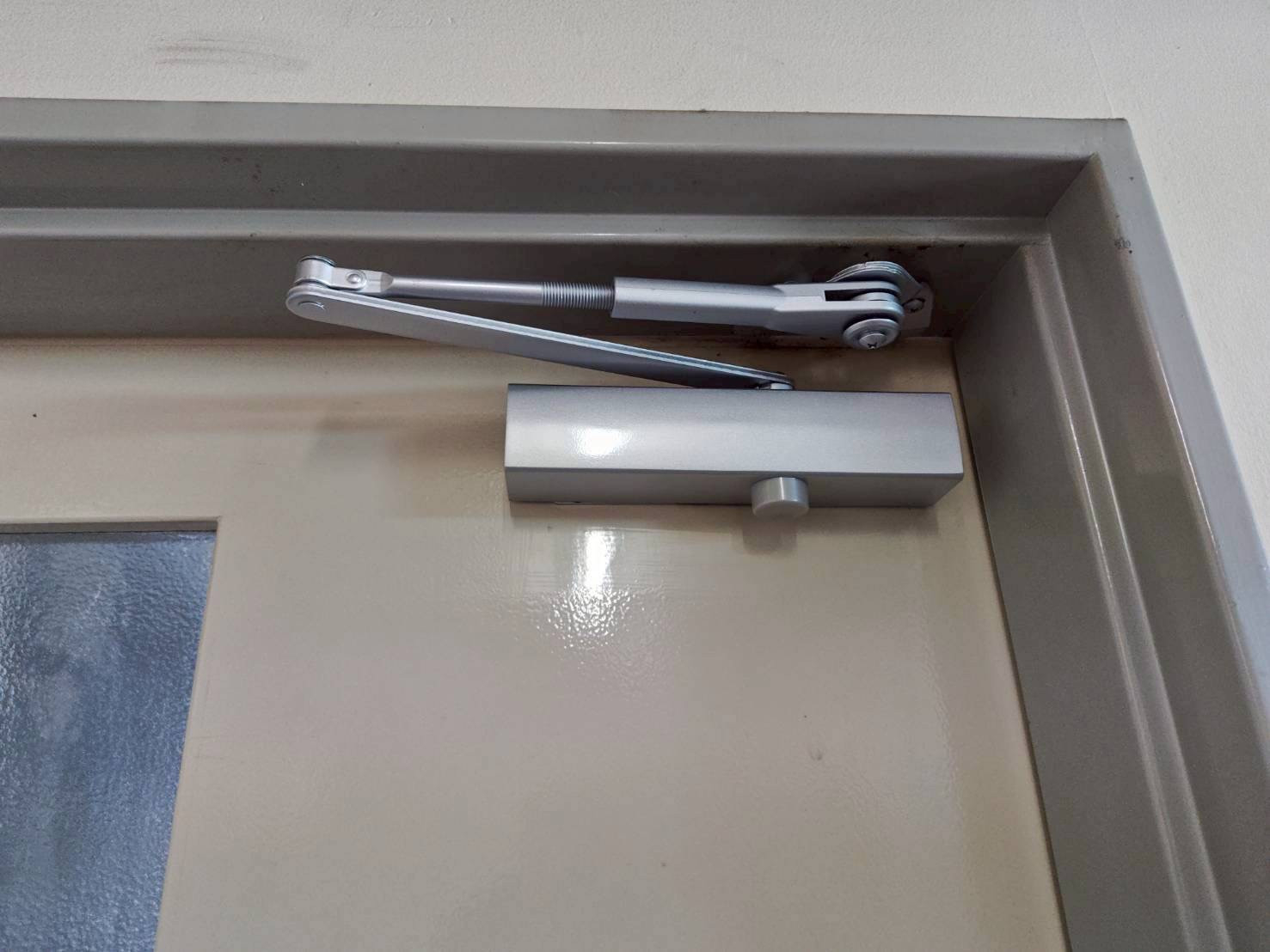 サントーヨー住器の【八戸市】玄関ドアがバタンと閉まる...ドアクローザー交換で解決！古い玄関も部品交換で直ります！の施工後の写真1