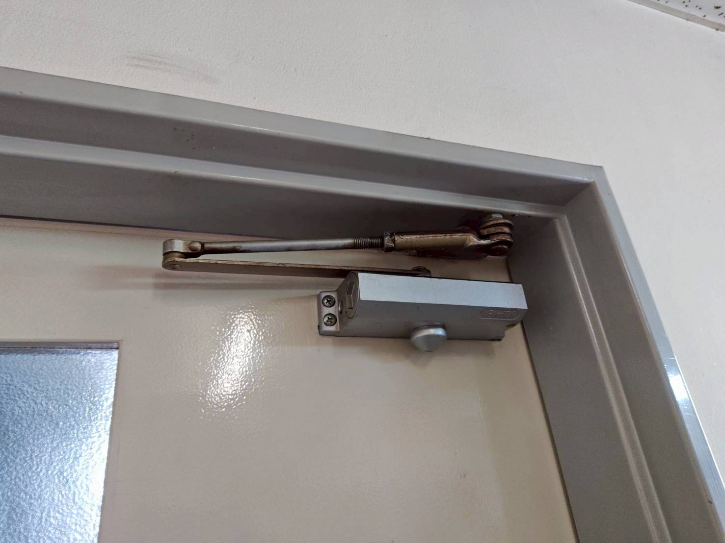 サントーヨー住器の【八戸市】玄関ドアがバタンと閉まる...ドアクローザー交換で解決！古い玄関も部品交換で直ります！の施工前の写真1