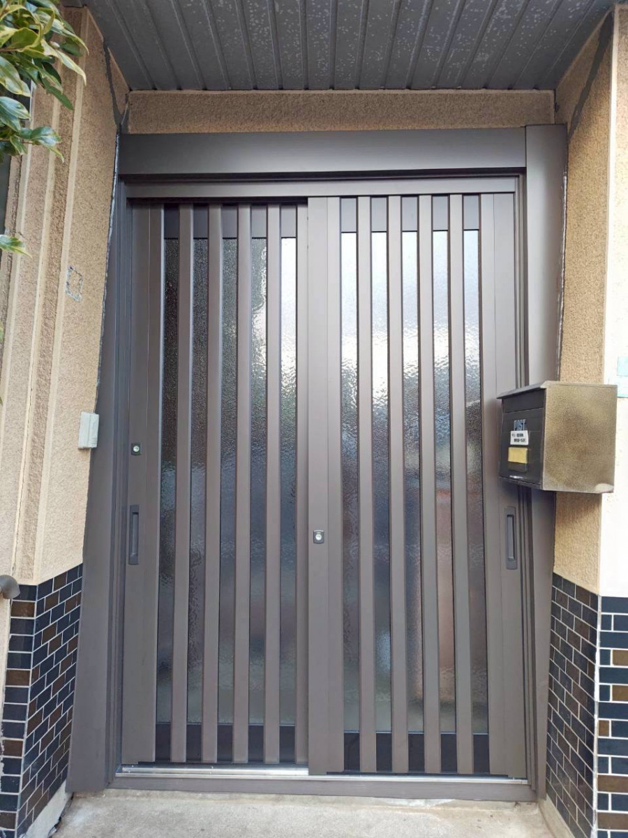 サントーヨー住器の【八戸市】地震で歪んだ玄関引き戸を交換｜災害修繕支援制度を活用した玄関リフォームの施工後の写真1