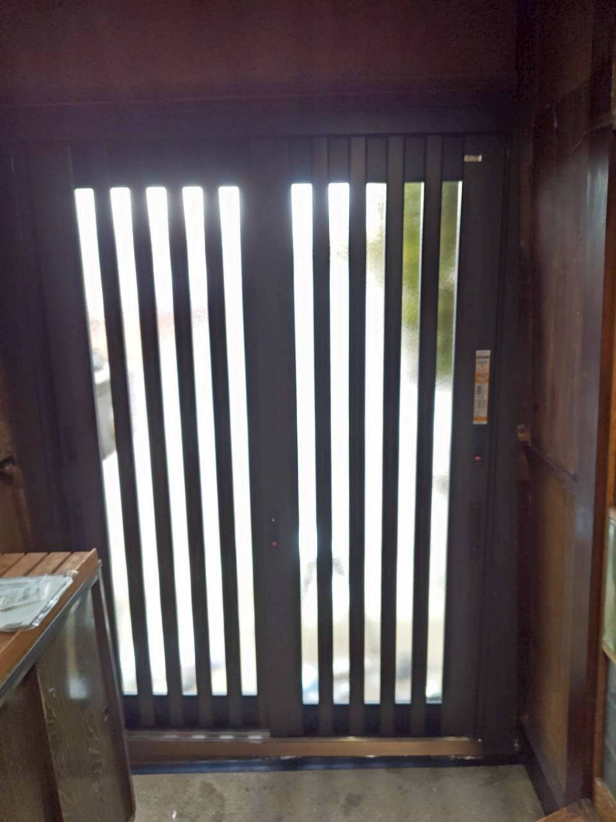 サントーヨー住器の【八戸市】地震で歪んだ玄関引き戸を交換｜災害修繕支援制度を活用した玄関リフォームの施工後の写真2