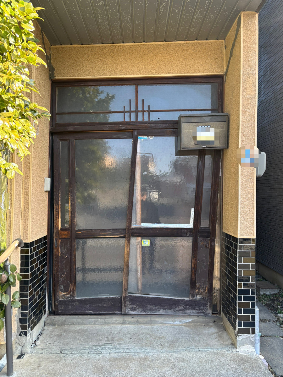 サントーヨー住器の【八戸市】地震で歪んだ玄関引き戸を交換｜災害修繕支援制度を活用した玄関リフォームの施工前の写真1
