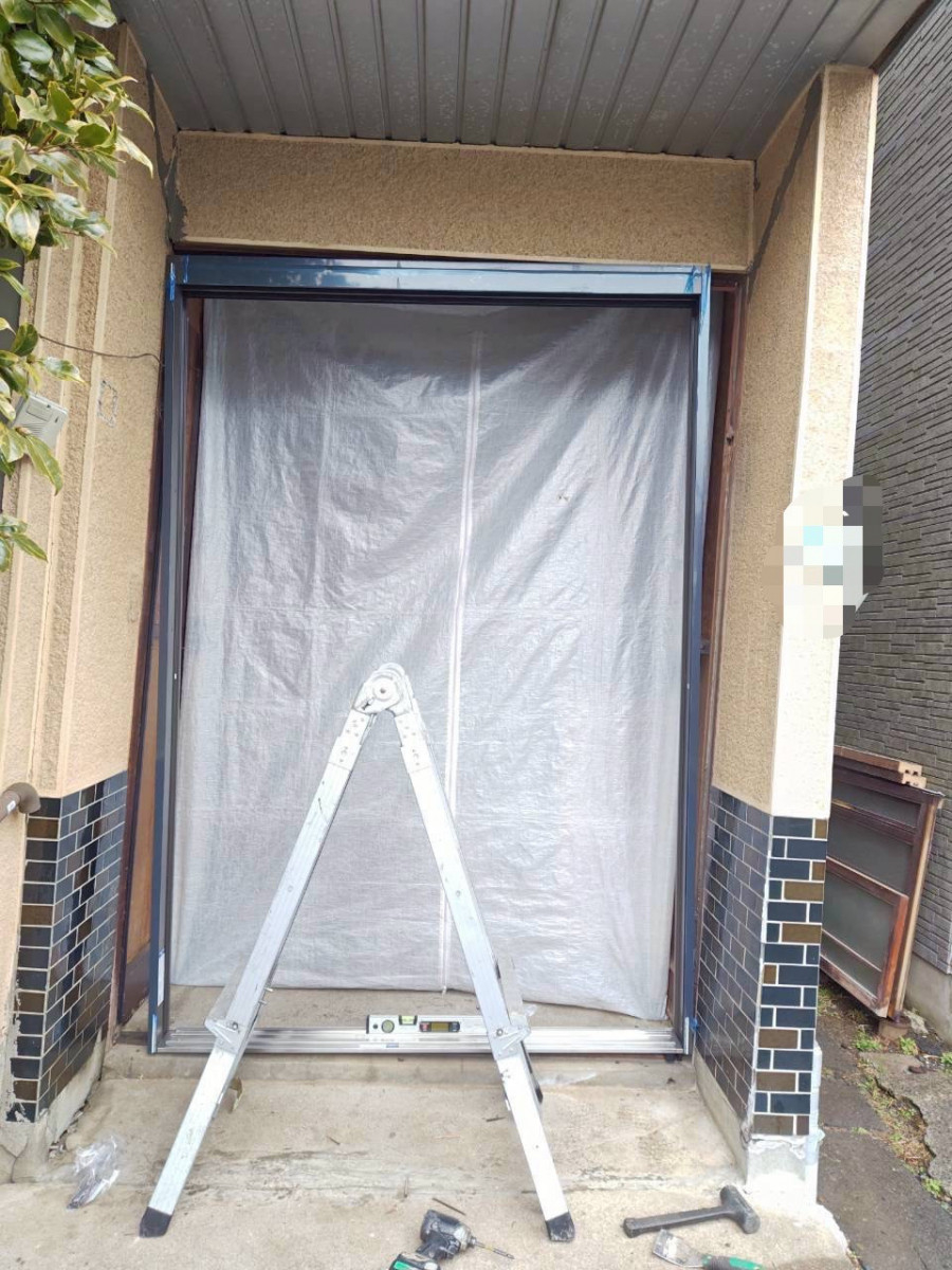 サントーヨー住器の【八戸市】地震で歪んだ玄関引き戸を交換｜災害修繕支援制度を活用した玄関リフォームの施工前の写真3