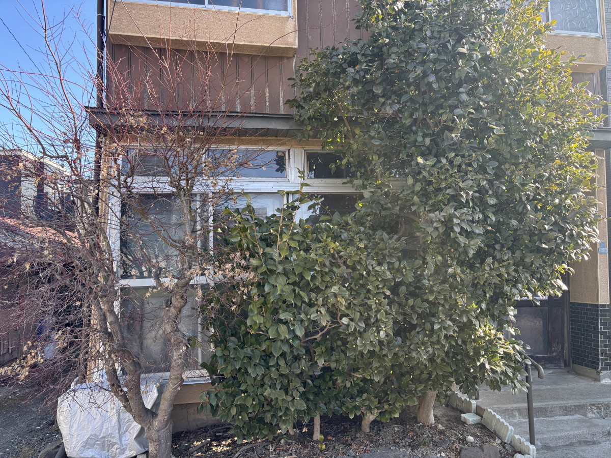 サントーヨー住器の【八戸市】地震で歪んだ窓を交換｜災害修繕支援制度を活用した窓リフォームの施工前の写真1